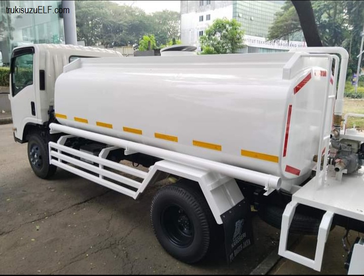 truk tanki air semprot taman isuzu ELF NMR HD 5.8 ukuran tanki 5000 Liter
